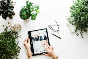 Ways in Which Augmented Reality Is Transforming the World of Online Shopping