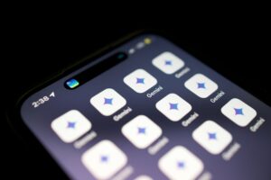 Apple Intelligence (AI) vs. Google Gemini The Battle of Personal AI Assistants