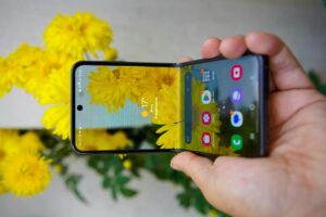 Foldable devices are driving up sales of smartphones throughout the world Follow the crowd.